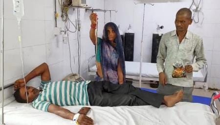 Wife reached hospital with a dead snake in her hand, said it had bitten her husband