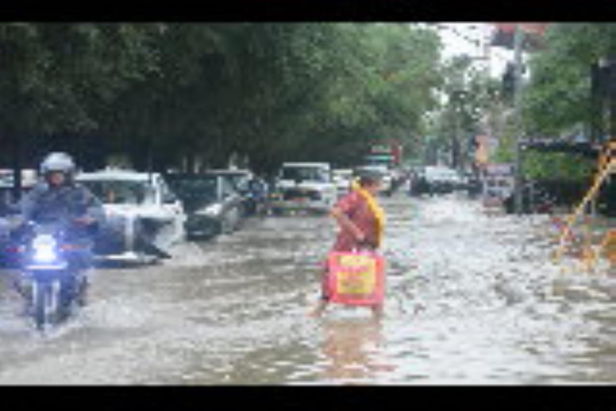 Waterlogging in many areas including Gomti Nagar due to rain