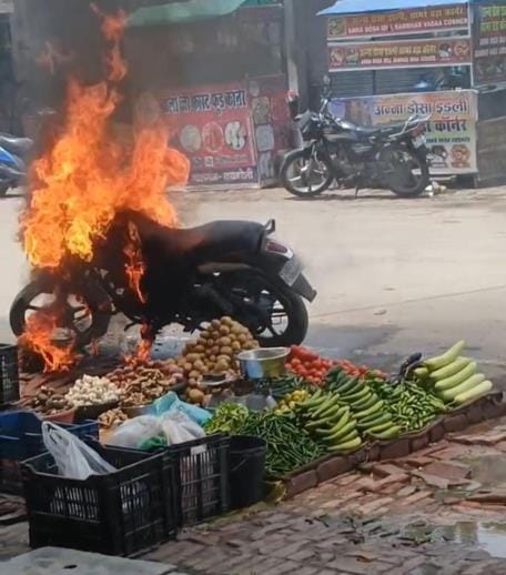 Bike stuck in traffic jam catches fire, chaos ensues