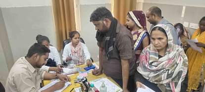 मेडिकल कॉलेज की ओपीडी में मरीज देखते चिकित्सक।