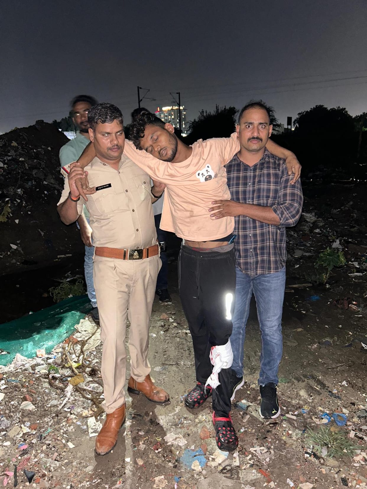 Three robbery accused arrested in the early hours, accomplice caught in encounter at night