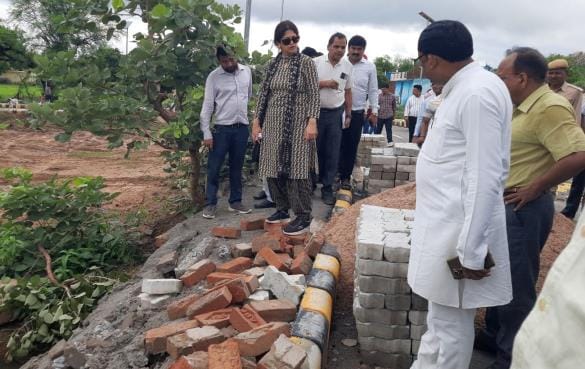 Seeing poor construction in Mastani Mahal, DM asked for the map, reprimanded PD for not showing it
