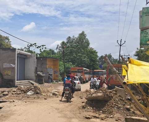 Drain construction became a problem for passengers and roadways workers, traffic came to a halt