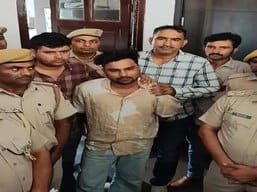 पुलिस ने न्यायालय में आरोपी को पेश किया।