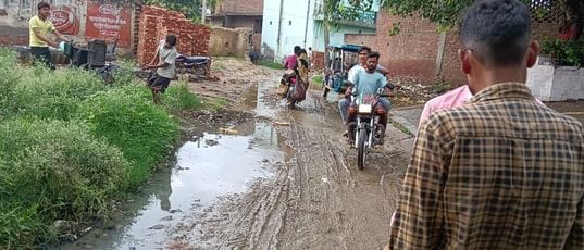 Water filled on the way to Sahawar Kheda village, difficult to get out