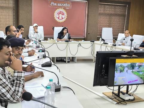 सड़क दुर्घटनाओं की समीक्षा के लिए हुई सड़क सुरक्षा समिति की बैठक