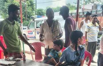 Muzaffarpur Bihar news :school van collied with uncontrol pickup more than half dozen children injured