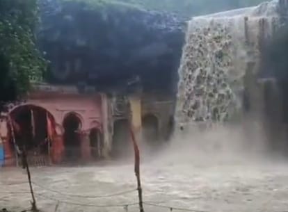 Sawan 2025: Kedarneshwar Mahadev Waterfall Turns Fierce in Ratlam, 289-Year-Old Temple Submerged