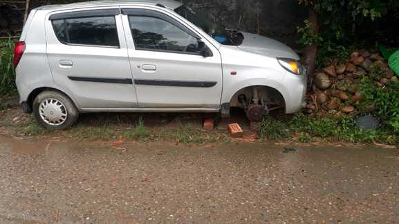 Thieves took away the tire of an Alto car parked on the roadside