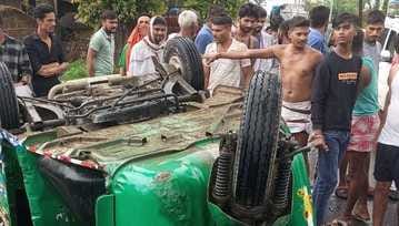 Vaishali Bihar News : One youth died and 6 people were injured in a road accident vaishali news bihar news