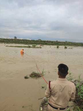 The water level of the Swan river increased, five migrants who had gone fishing got stuck in the middle