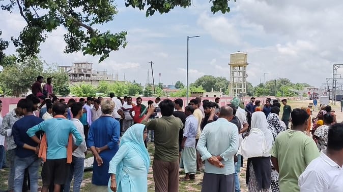 शव मिलने की सूचना पर मधेपुरा रेलवे स्टेशन पर लगी भीड़
