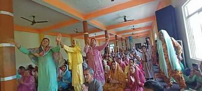 शिवमंदिर हाब्बन में भागवत कथा के दौरान नृत्य करती महिलाएं। संवाद