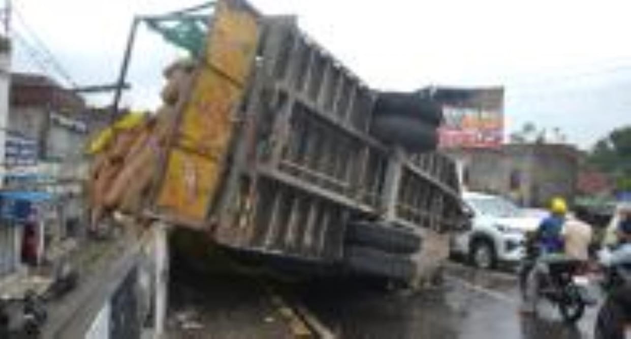 There was a jam on Kaithal road for two and a half hours due to trolley overturning