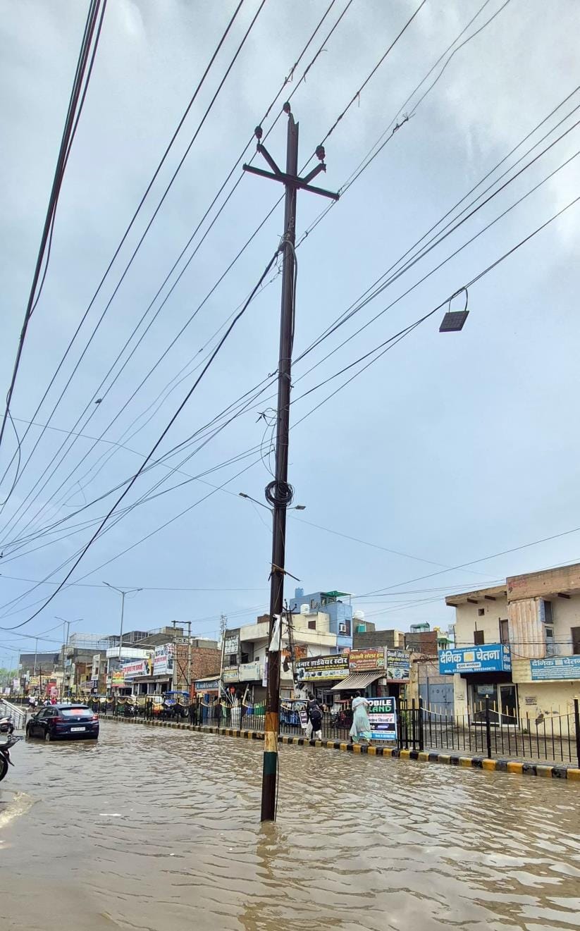 Danger of electric current in rain, iron poles on roads have become life-threatening