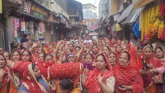 Women did the Chunari wish of Yamuna Maharani