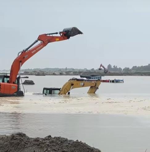 Yamuna water level increased at night, dumper and JCB drowned, three drivers were rescued