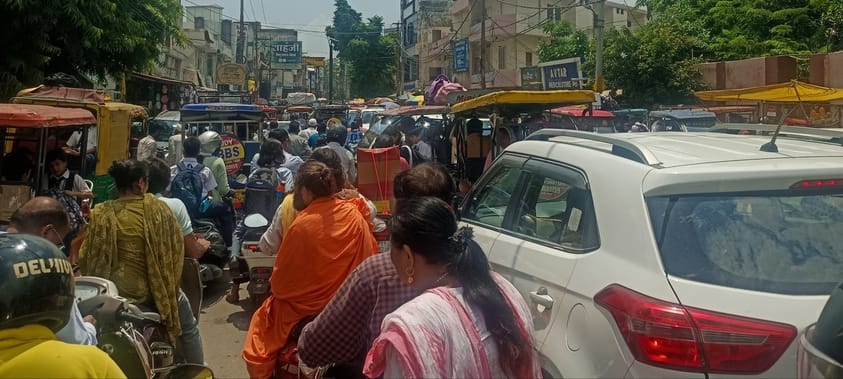 Farmers roared in protest against lathicharge, a constable was sent to the line