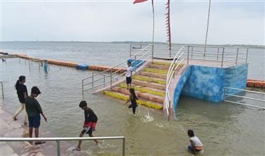 Ganga water reached the Daraganj basin, people are taking selfies risking their lives
