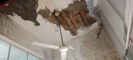 Jan Aushadhi Kendra's ceiling plaster fell, fan damaged