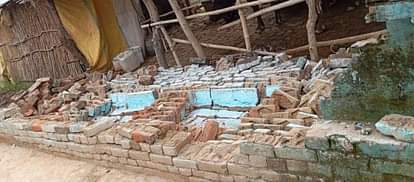 The wall of a kutcha house collapsed, the family narrowly escaped