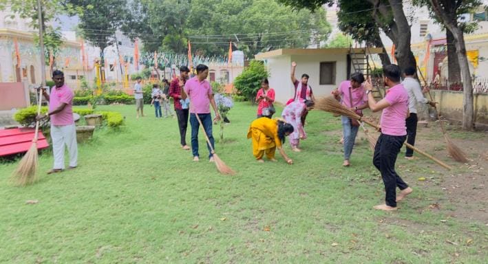 Gomati Mitra reaches Jammu, cleaning Shri Raghunath Temple