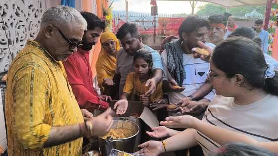 100 kg of ghee halwa distributed on the occasion of Maa Jwala's birth anniversary