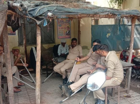 Tension between both groups of advocates, police deployed