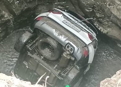 कुएं में गिरी कार में मिला डोडाचूरा