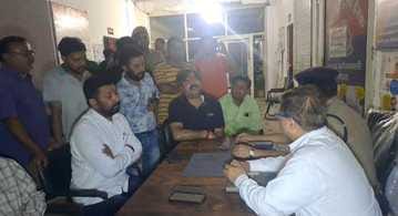 Two sisters were molested, the accused fled leaving their bike behind, commotion at the police station
