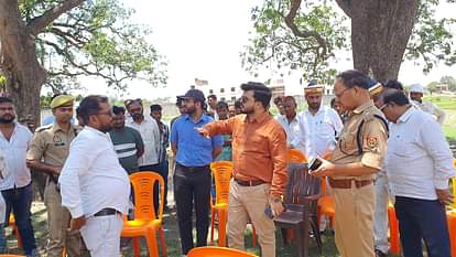 खंवापोखर में कर्बला के विवाद को सुलझाते डीएम व एसपी।
