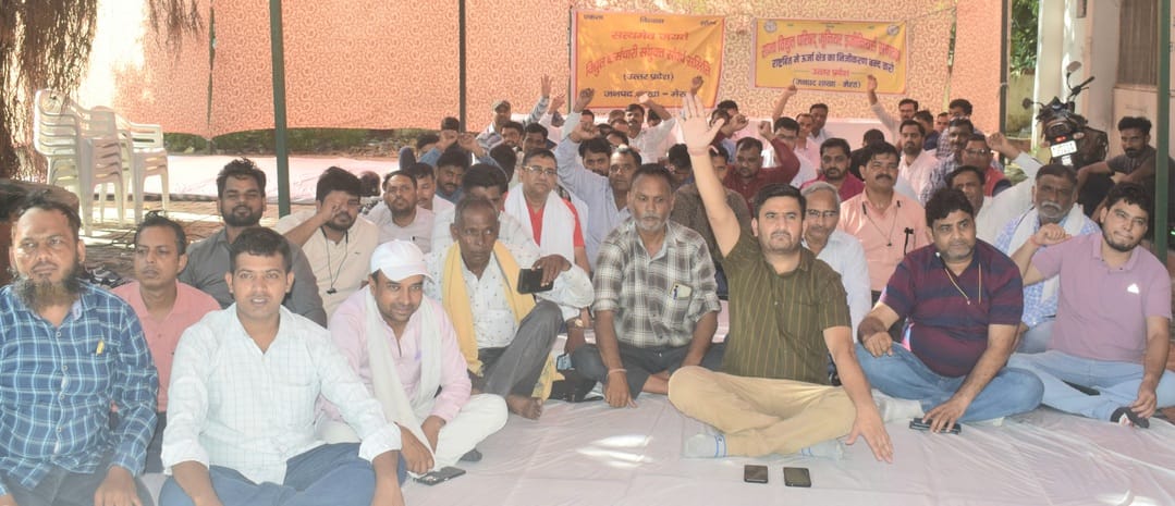 Electricity employees surrounded the energy building in protest against privatization