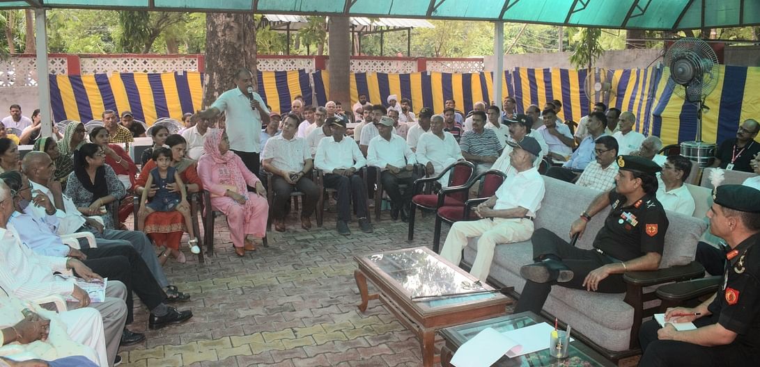 मेरठ..कंवलजीत..छावनी के वेरेन्टर नोड में पेंशनरों की समस्या सुनते जीओसी सुमित राणा......संवाद