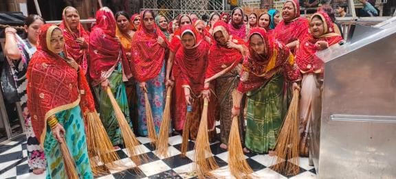 Women protested and said- We don't want corridors, we want cleanliness