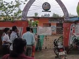 मंदिर ट्रस्ट ने लगाया ताला।