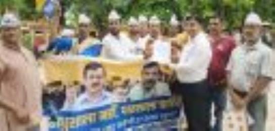 AAP protested against the closure of schools by demonstrating