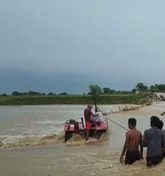 The water level of Chandrawal along with Ken and Yamuna increased, water filled on the causeway