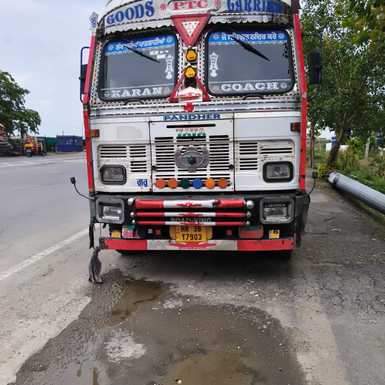 राष्ट्रीय राजमार्ग पर खड़ा ट्रक