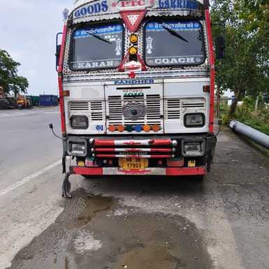 राष्ट्रीय राजमार्ग पर खड़ा ट्रक