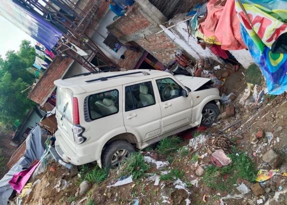 Uncontrolled SUV broke into shop and entered the house, father and son injured