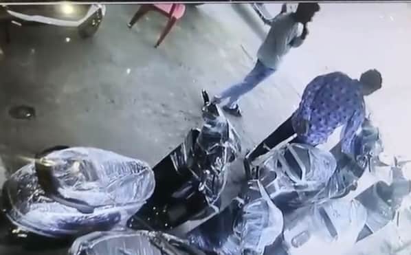 The thief stole the electric scooter on the pretext of a test drive, the incident was captured on CCTV