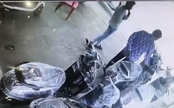 स्कूटर के बारे में जानकारी लेते हुए आरोपी