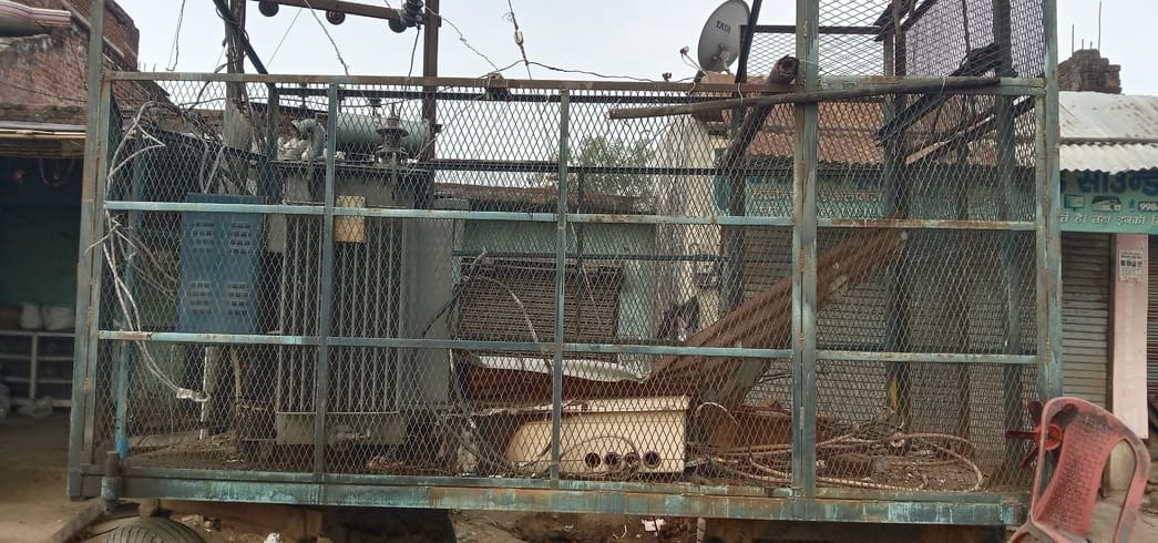 People are troubled in the humid heat due to power cuts
