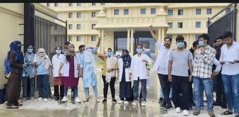 protest at atal Bihari Vajpayee medical University