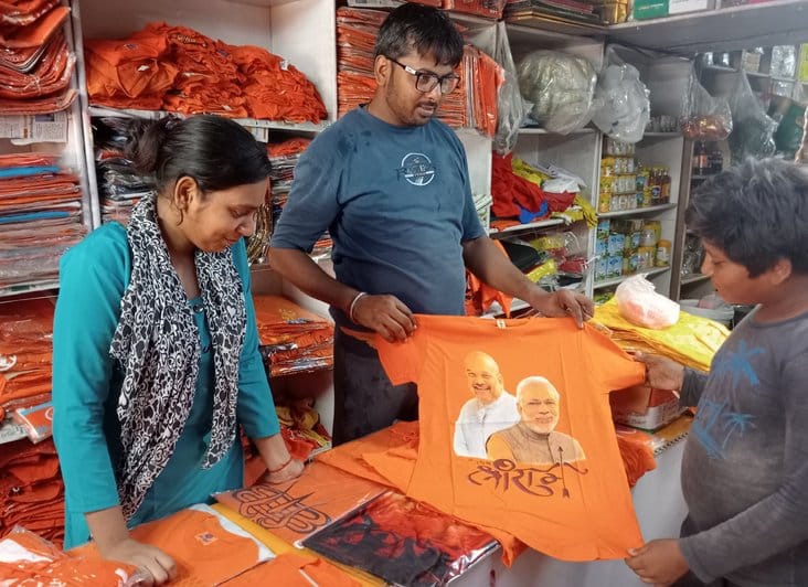 Shops started getting decorated in the markets for Kanwar Yatra