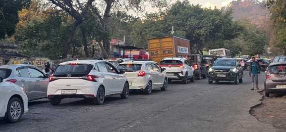 Due to a truck breakdown in Shivalik Hills, Doon Highway was jammed for two hours