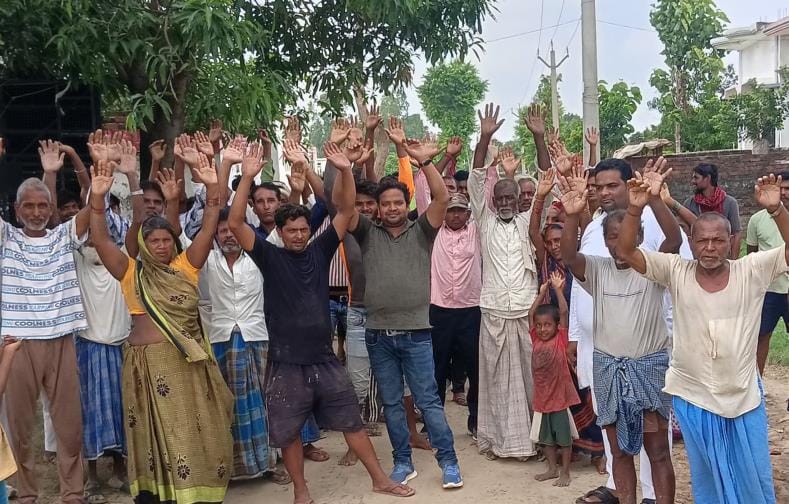 Villagers demonstrated against the poor condition of the road