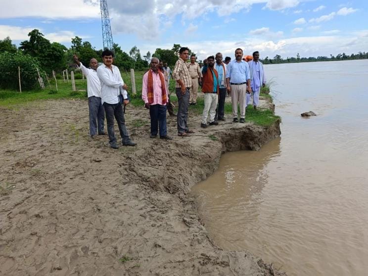 Erosion is taking place in three hamlets of Chahalwa village of Mihinpurwa