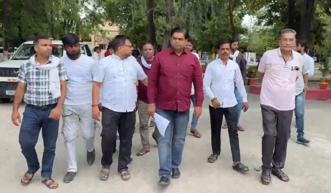 Traders angry due to irregularities in demarcation, submitted memorandum to DM