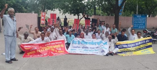 Mid-day meal and Anganwadi workers came out in support of employees